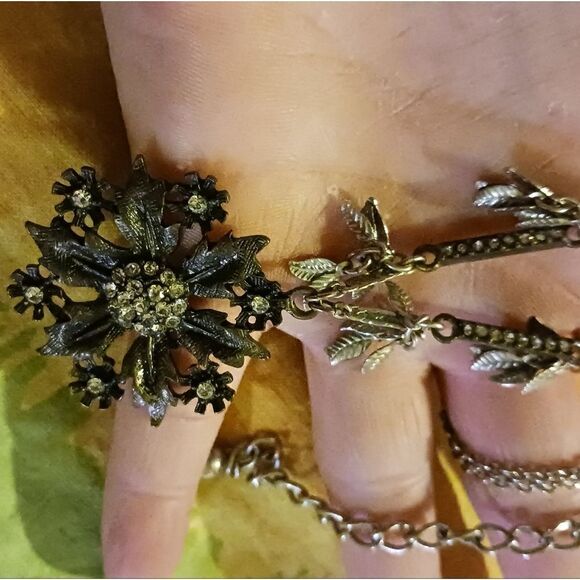 16" necklace with a rhinestone flower pendant - Picture 5 of 11